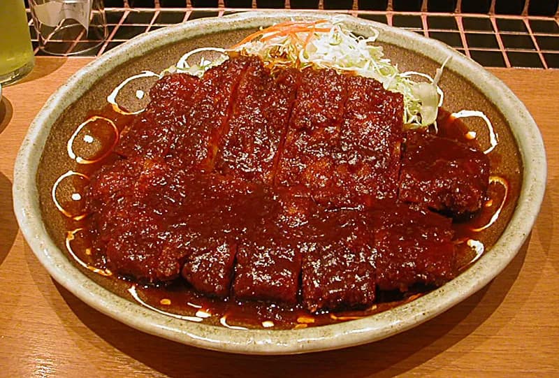 味噌だれのかかったわらじとんかつ